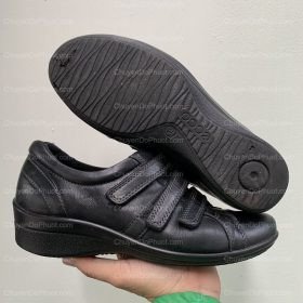 Đôi giày da Ecco nữ với đế giày bị mòn rõ rệt, cần được phục hồi.