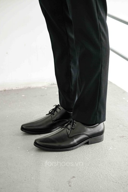 Đôi giày Derby nam màu đen với họa tiết chạy dọc thân, mang đến vẻ ngoài cổ điển và lịch lãm