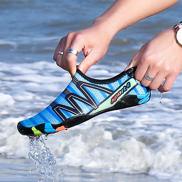 Đôi giày đi dưới nước nữ màu xanh neon với đế chống trượt đang lướt sóng