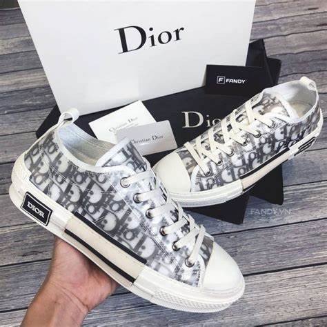Đôi giày Dior thể hiện phong cách sang trọng và đẳng cấp, ảnh hưởng đến trải nghiệm khi chọn bảng size giày Dior.