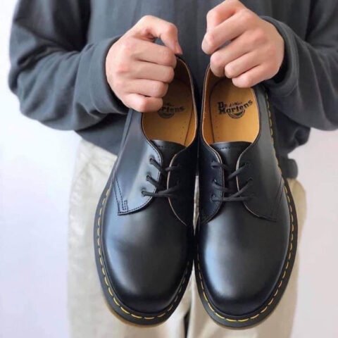 Đôi giày Dr. Martens cổ điển màu đen, minh họa cho tầm quan trọng của việc chọn size giày Dr. Martens