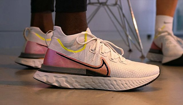 Đôi giày Infinity Run với thân Flyknit Loft, minh chứng cho sự thoải mái và độ bền của giày thể thao công nghệ