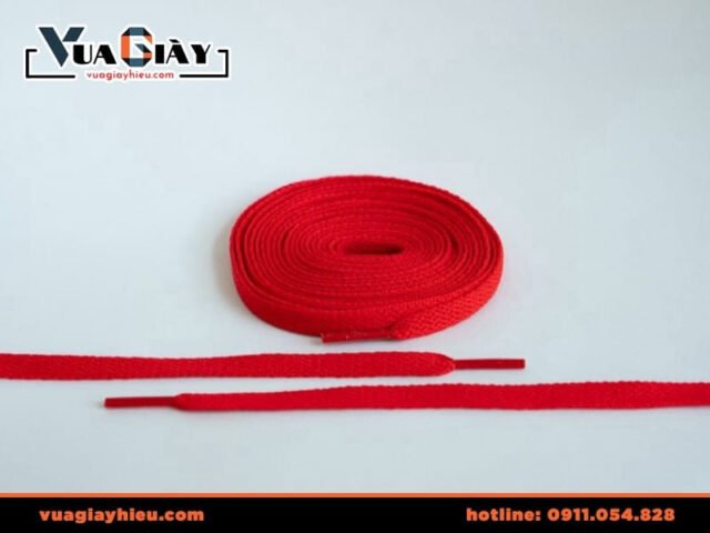 Đôi giày Jordan 1 Low với dây giày màu trắng được thắt gọn gàng, thể hiện phong cách năng động.