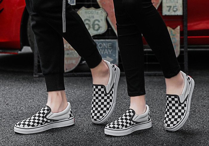 Đôi giày lười nữ trắng kết hợp hoàn hảo với quần jeans ống đứng