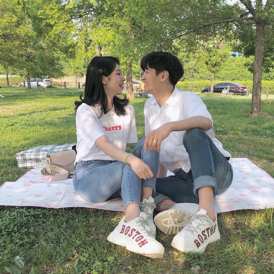 Đôi giày MLB chunky sneakers với logo NY nổi bật, thể hiện phong cách đôi cá tính
