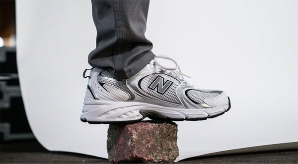 Đôi giày New Balance mới được chụp cận cảnh, liên quan đến yếu tố mùi hương khi check giày new balance