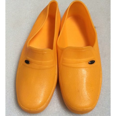 Đôi giày nhựa bảo hộ lao động màu vàng cứng cáp, đế chống trượt rõ ràng trên nền xám