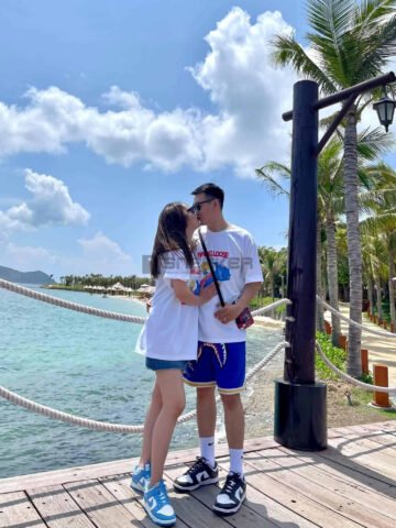 Đôi giày Nike Air Force 1 trắng tinh khôi dành cho cặp đôi yêu thích phong cách tối giản