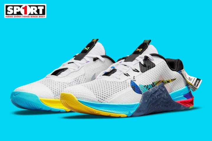 Đôi giày Nike Metcon 7 màu đen mạnh mẽ trên sàn tập
