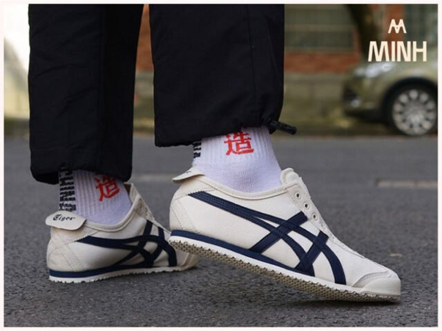 Đôi giày Onitsuka Tiger Mexico 66 vàng đen cổ điển trên sàn gỗ