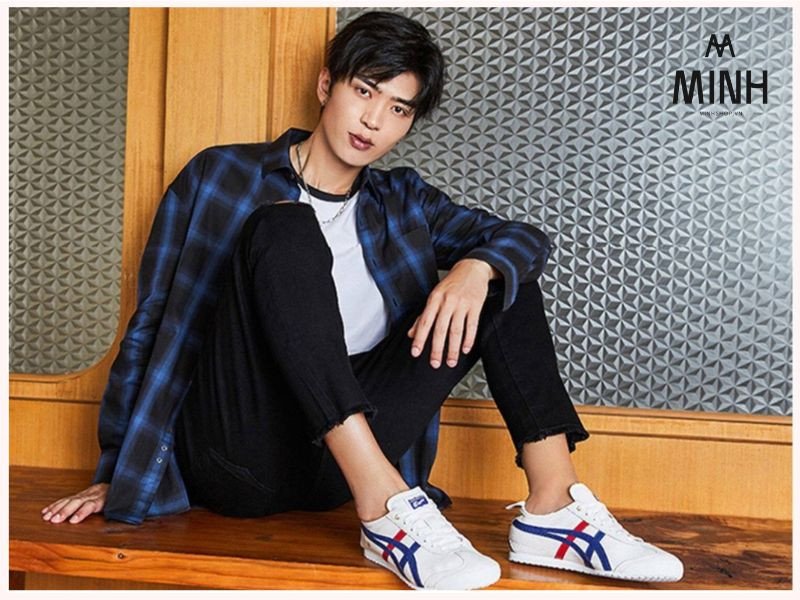 Đôi giày Onitsuka Tiger vàng sọc đen được đặt trên bảng size để minh họa việc chọn size