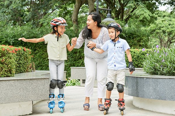 Đôi giày patin Cougar màu xanh đen, thể hiện rõ chất lượng và thiết kế của thương hiệu giày patin Cougar của nước nào đã được biết đến rộng rãi