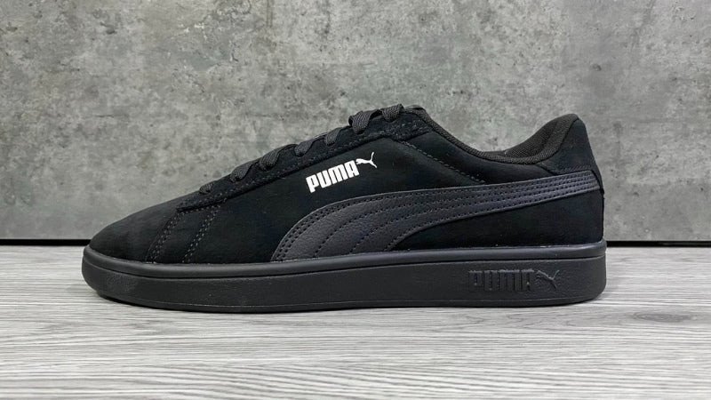 Đôi giày Puma Suede Classic màu đen trắng, đại diện cho phong cách giày thể thao nổi tiếng