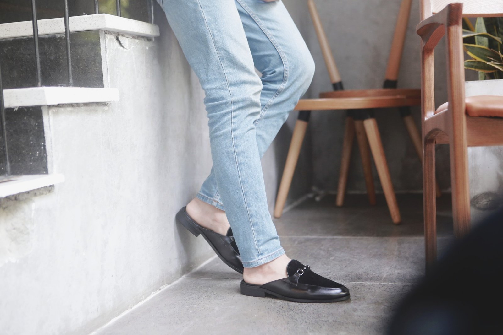 Đôi giày Razzi Mules thời thượng với chi tiết kim loại, phổ biến nhờ các thương hiệu cao cấp như Gucci.