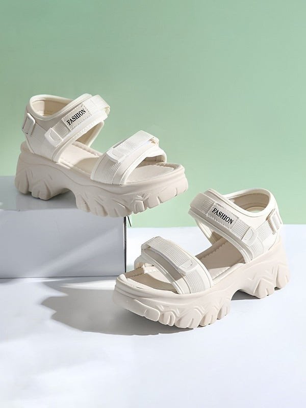 Đôi giày sandal độn đế nữ sẽ luôn đồng hành cùng bạn đến trường, vừa tôn dáng vừa thoải mái