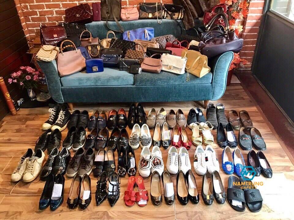 Đôi giày sneaker cao cấp đang được chăm sóc cẩn thận tại LACCINO, một trung tâm sửa giày chuyên nghiệp