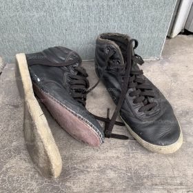 Đôi giày sneaker da Ecco đang được gắn đế mới, đảm bảo độ bền và sự khít khao.