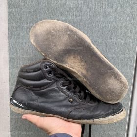 Đôi giày sneaker da Ecco màu nâu trước khi được thay đế, thể hiện tình trạng đế giày mòn.