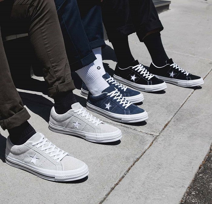 Đôi giày sneaker da lộn bị bẩn, chờ được làm sạch bằng các bước vệ sinh chuyên nghiệp.