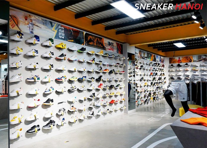 Đôi giày sneaker đen trắng đơn giản nhưng phong cách