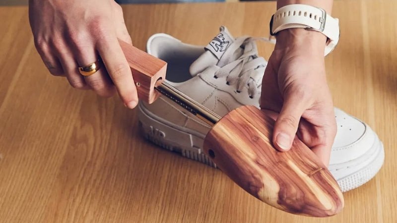 Đôi giày sneaker được đặt trong hộp bảo quản với shoe tree gỗ tuyết tùng bên trong, giúp giữ form dáng và chống nhăn hiệu quả