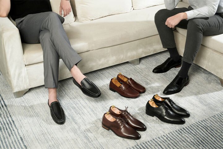 Đôi giày sneaker màu trắng vừa vặn trên chân, minh họa tầm quan trọng của việc chọn size giày chuẩn.