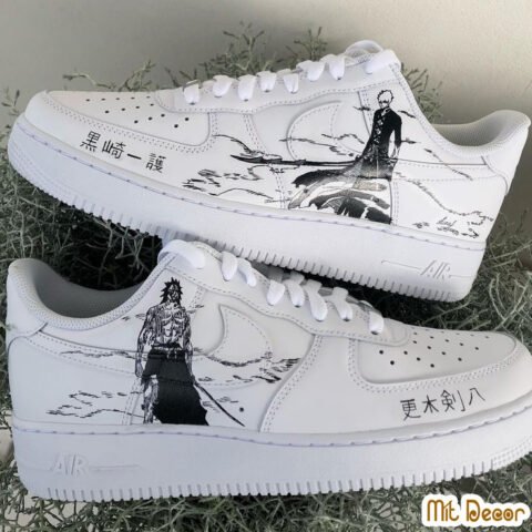 Đôi giày sneaker trắng được cá nhân hóa với hình vẽ anime nữ sống động theo phong cách truyện tranh