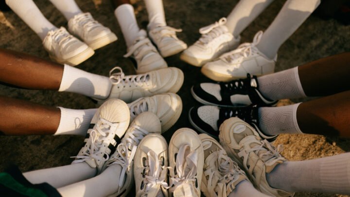 Đôi giày sneaker trắng phong cách, minh họa cho việc chọn đúng size giày 240