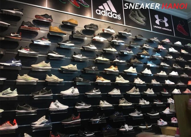 Đôi giày sneaker trắng phong cách trên nền đường phố Hải Phòng