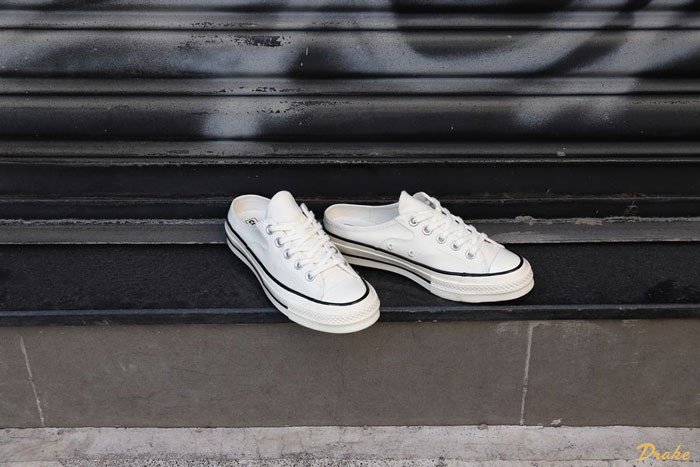 Đôi giày sục Converse nữ màu trắng và đôi chân được nghỉ ngơi
