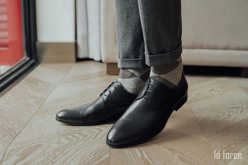 Đôi giày tây Brogue màu nâu với các chi tiết đục lỗ tinh xảo, phù hợp với nam giới trẻ