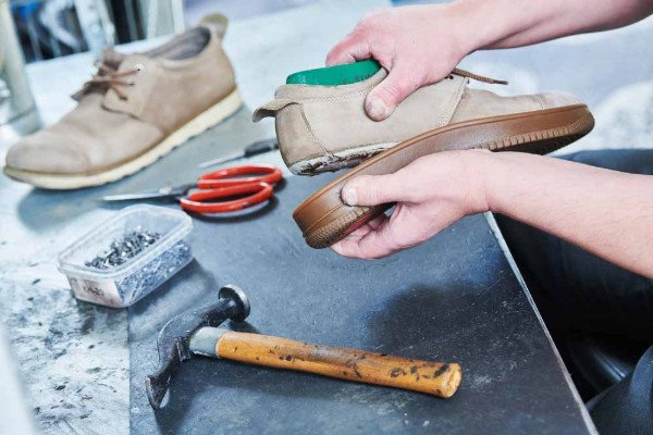 Đôi giày thể thao bị bung keo nặng nề cần sửa chữa