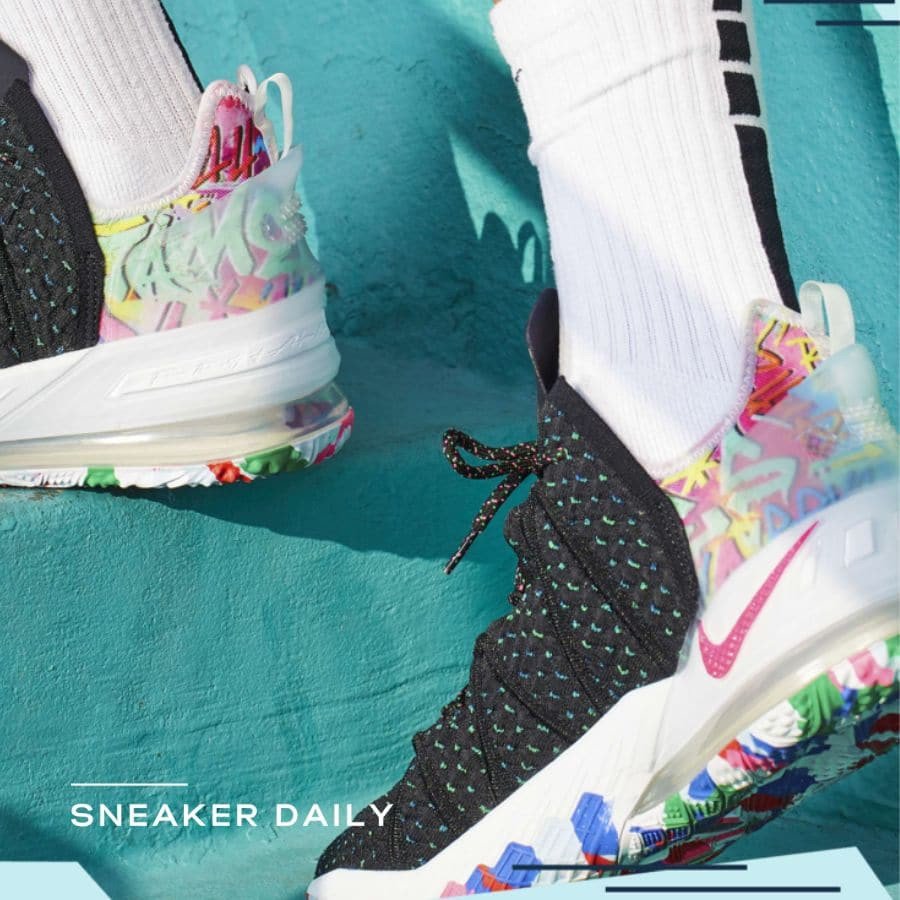 Đôi giày thể thao bóng rổ màu đen trắng, thiết kế đế chắc chắn