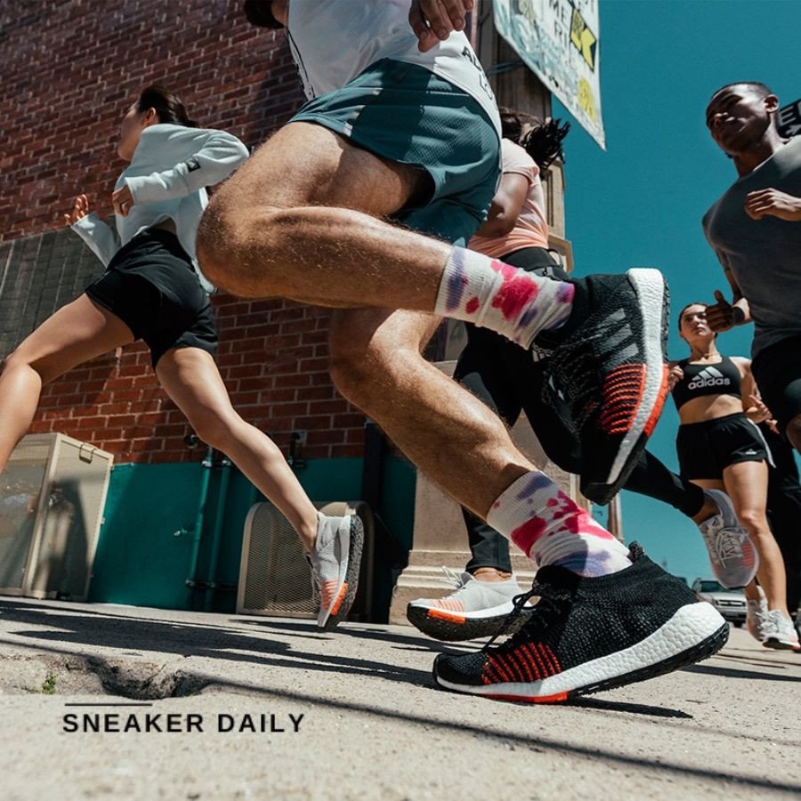 Đôi giày thể thao chạy bộ màu xanh lá, công nghệ đệm hiện đại