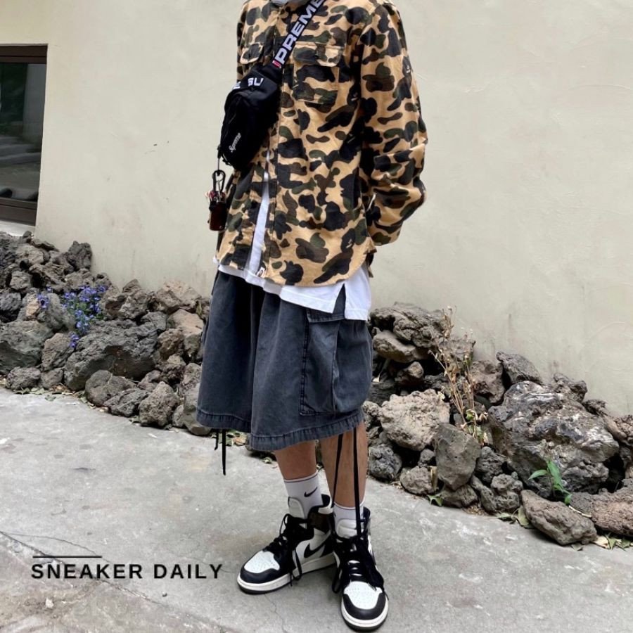 Đôi giày thể thao cổ cao màu đỏ đen, đậm chất thể thao