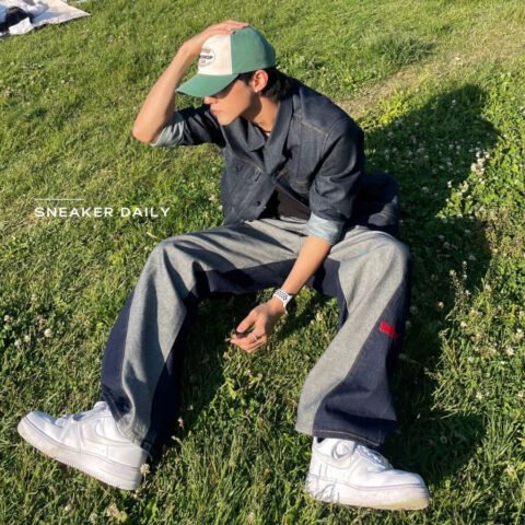 Đôi giày thể thao cổ thấp màu trắng với đế cao vừa phải, năng động