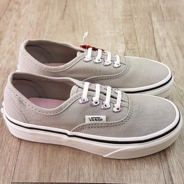 Đôi giày thể thao được thắt dây kiểu truyền thống trên giày 4 lỗ