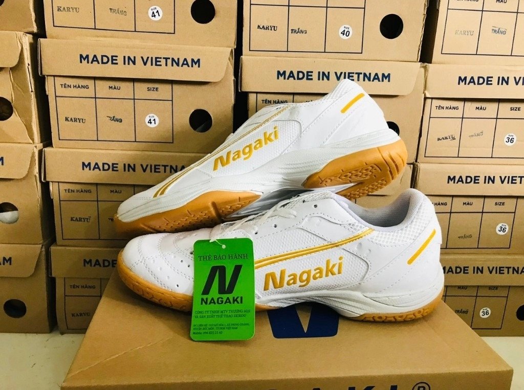 Đôi giày thể thao Nagaki Nekketsu vững chãi trên sân