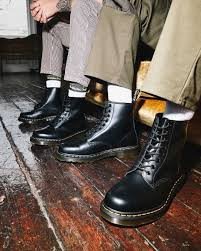 Đôi giày thể thao nam Hoàng Phúc phong cách, thiết kế hiện đại trên nền màu trung tính.