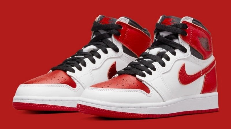 Đôi giày thể thao nữ Nike Air Jordan 1 phối màu đỏ trắng đen