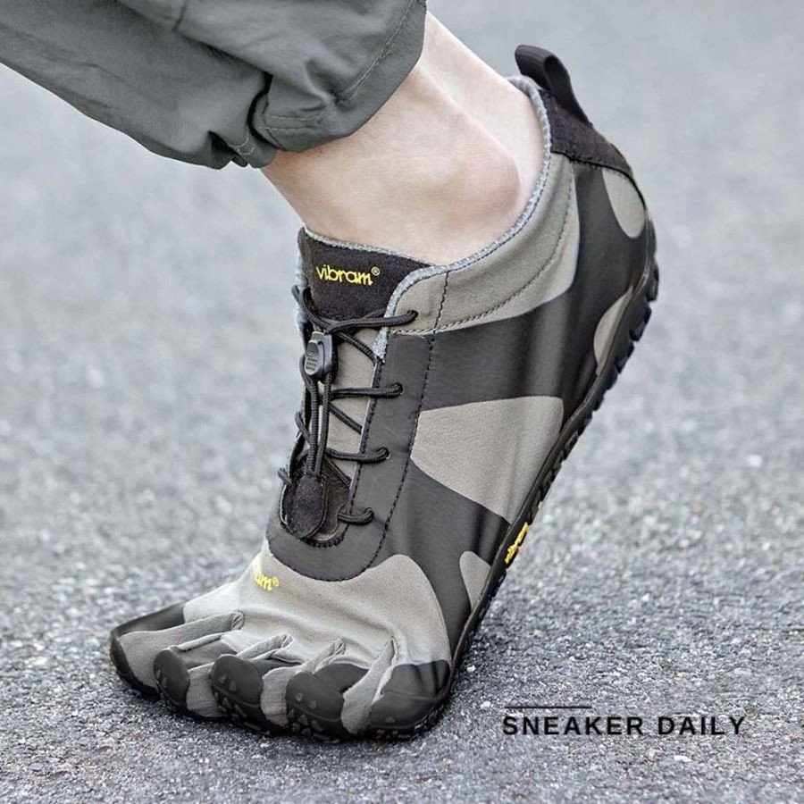 Đôi giày thể thao tối giản màu đen, thiết kế nhẹ nhàng