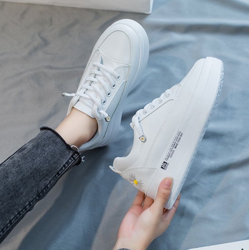 Đôi giày thể thao trắng nữ đế cao tinh tế, linh hoạt cho mọi phong cách