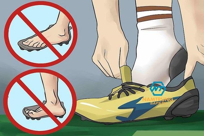 Đôi giày thể thao với mũi giày ôm sát, gây biến dạng ngón chân cái khi giày bị chật 1 size