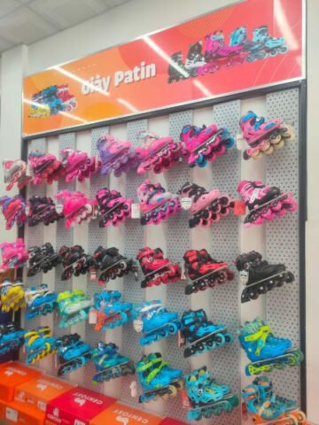 Đôi giày trượt patin hiện đại với bánh xe chất lượng cao, gợi ý khi tìm nơi bán giày trượt patin uy tín.