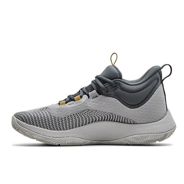Đôi giày Under Armour Curry Hovr Splash trên sân bóng rổ