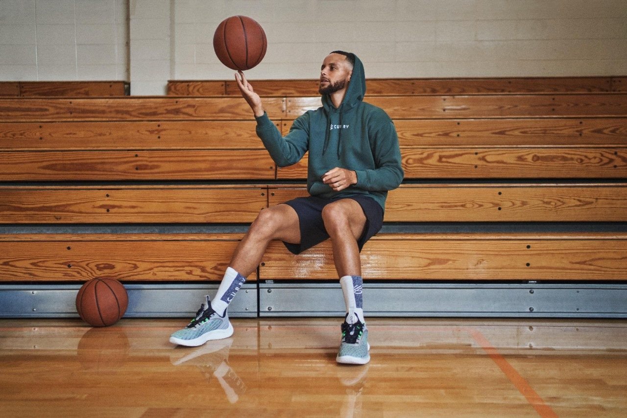 Đôi giày Under Armour đang được sử dụng trong hoạt động chạy bộ