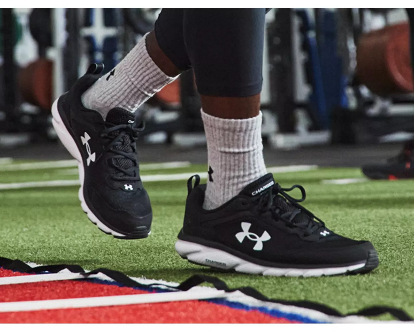 Đôi giày Under Armour đang được thử để kiểm tra độ vừa vặn