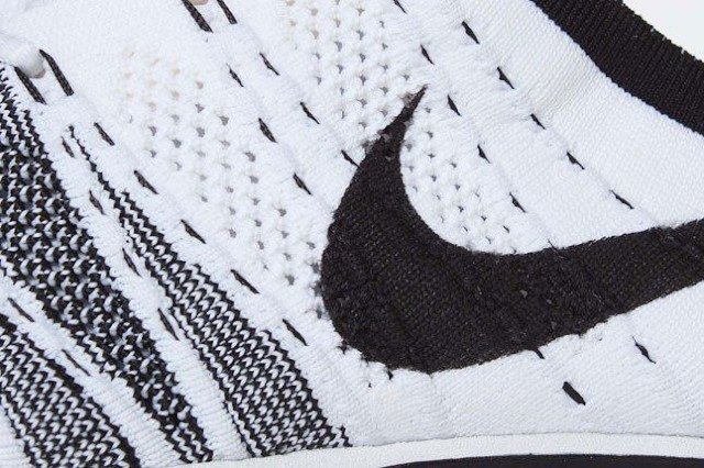 Đôi giày với thân FlyKnit, mang lại sự ôm sát và thoải mái cho người dùng giày thể thao công nghệ
