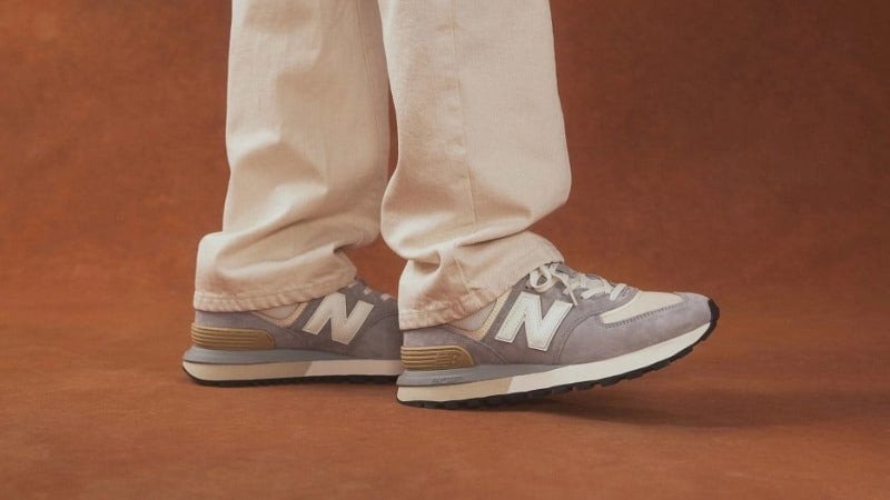 Đôi New Balance 574 màu xám cổ điển, một thiết kế giày thể thao nổi tiếng kết hợp giữa thể thao và phong cách hàng ngày