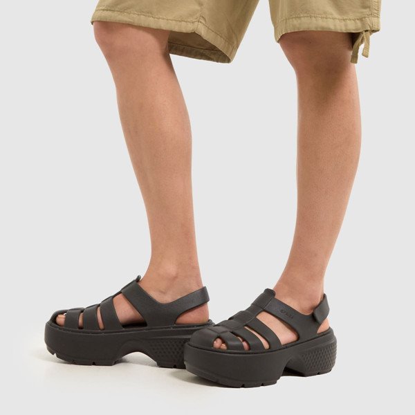 Đôi sandal đế cao màu nâu với quai ngang thanh lịch, phù hợp cho mùa hè